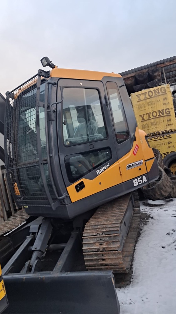 Koparka Hyundai R85A SMART - kabina z boku