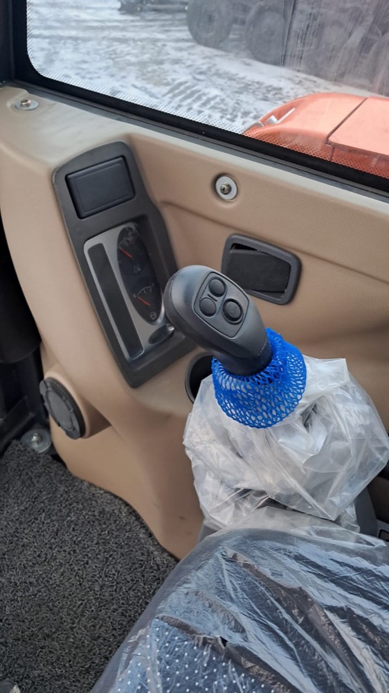 Koparka Hyundai R85A SMART - wnętrze kabiny