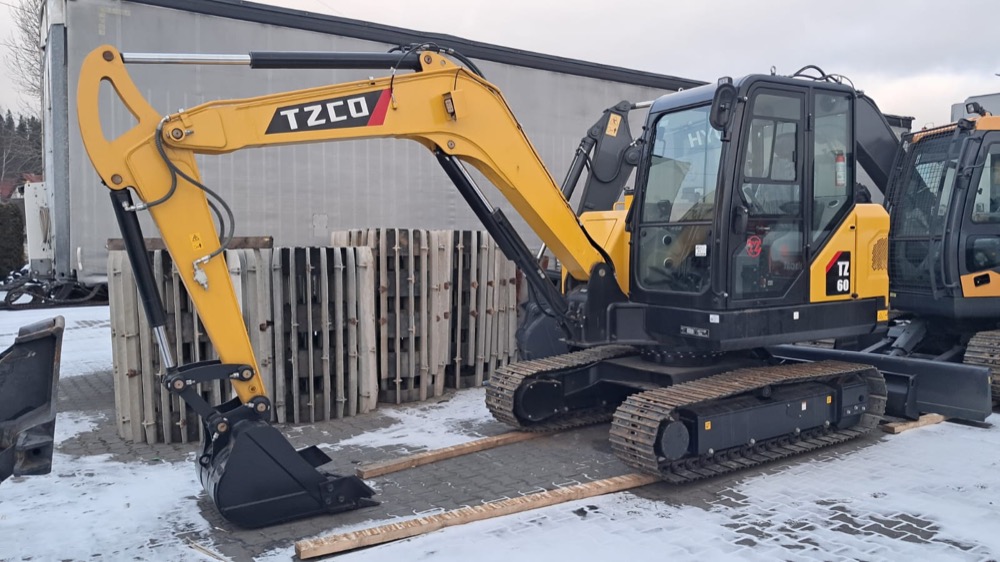 Koparka Green River TZ60 - widok z boku na śniegu